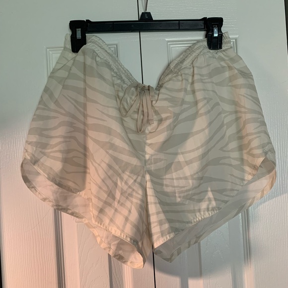 Old Navy Medium Womens Running Shorts White Zebra Print - Picture 2 of 6